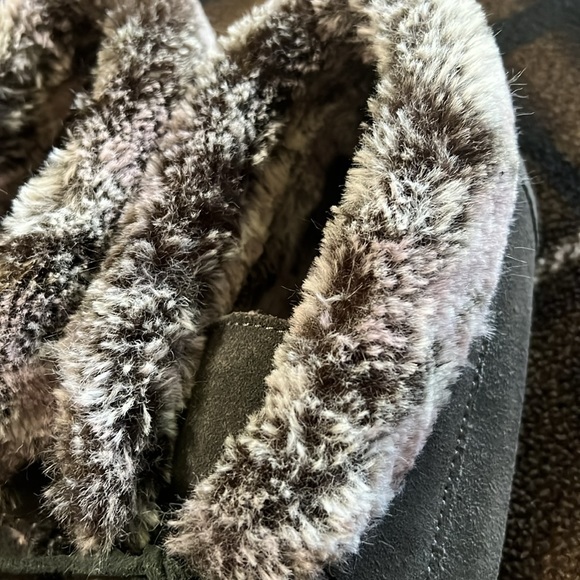 Ladies MINNETONKA Leather and faux fur Slippers - Picture 6 of 6